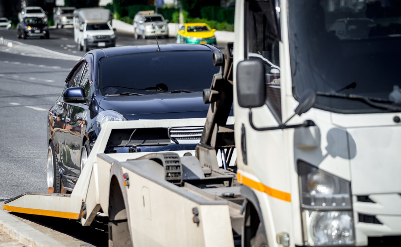 How Can a Tow Truck in Aurora Colorado Help You During a Breakdown?